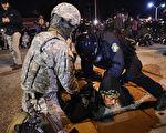 美国密苏里州佛格森市(Ferguson)11月28日再发生多起示威,警方在示威抗议中逮捕15人。(Scott Olson/Getty Images)