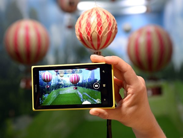 Nokia旗舰型智能手机Lumia 1020一直都是主打高阶拍照功能,搭载4,100 万像素PureView BSI CMOS相机。(TIMOTHY CLARY/AFP) Nokia旗舰型智能手机Lumia 1020一直都是主打高阶拍照功能,搭载4,100 万像素PureView BSI CMOS相机。(TIMOTHY CLARY/AFP)