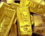 黄金今年以美元计价虽下跌近4%，但以欧元、日圆和卢布计价却有不错的投报率。图为由瑞士银行制造的金块。（AFP）