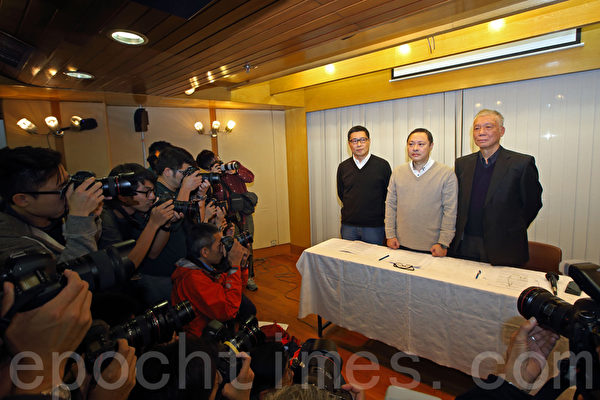 「佔中三子」陳健民(左)、戴耀廷(中)及朱耀明(右)將於12月3日自首。(潘在殊/大紀元) 「佔中三子」陳健民(左)、戴耀廷(中)及朱耀明(右)將於12月3日自首。(潘在殊/大紀元)