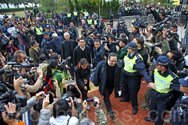 佔中三子戴耀廷、陳健民、朱耀明連同陳日君等民主派人士,12月3日在上環中區警署外集合,準備自首。(潘在殊/大紀元) 佔中三子戴耀廷、陳健民、朱耀明連同陳日君等民主派人士,12月3日在上環中區警署外集合,準備自首。(潘在殊/大紀元)