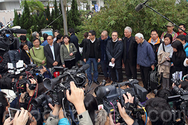 佔中三子戴耀廷、陳健民、朱耀明連同陳日君等民主派人士,12月3日在上環中區警署外集合,準備自首。(潘在殊/大紀元) 佔中三子戴耀廷、陳健民、朱耀明連同陳日君等民主派人士,12月3日在上環中區警署外集合,準備自首。(潘在殊/大紀元)