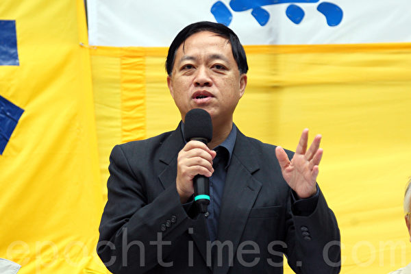 香港各界12月7日举行《九评共产党》发表十周年纪念活动,来自香港及海外等约八百人集会游行,声援一亿八千多万人退出中共组织,香港西贡区议员林咏然在集会上发言。(潘在殊/大纪元) 香港各界12月7日举行《九评共产党》发表十周年纪念活动,来自香港及海外等约八百人集会游行,声援一亿八千多万人退出中共组织,香港西贡区议员林咏然在集会上发言。(潘在殊/大纪元)