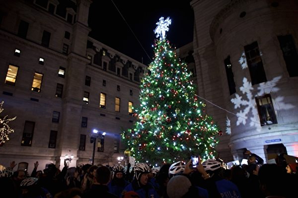 2014年12月3日,美国宾州,费城市政府圣诞树点灯仪式。(Mark Makela/Getty Images)
2014年12月3日,美国宾州,费城市政府圣诞树点灯仪式。(Mark Makela/Getty Images)