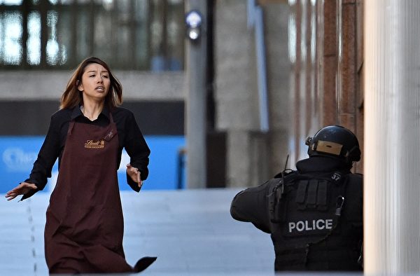 下午5点不到,一名亚裔女子逃离马丁广场咖啡店。(SAEED KHAN/AFP/Getty Images) 下午5点不到,一名亚裔女子逃离马丁广场咖啡店。(SAEED KHAN/AFP/Getty Images)