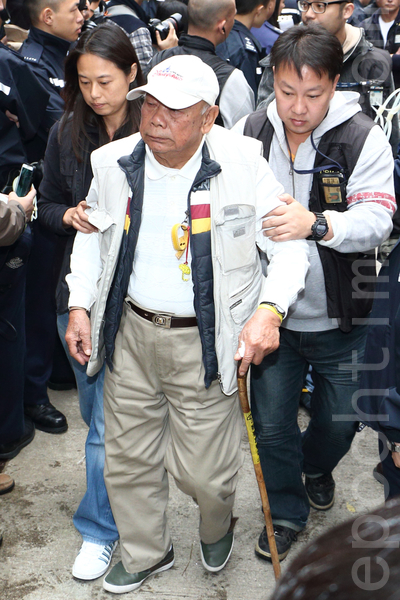 2014年12月15日,警方出動近千警察對雨傘運動銅鑼灣佔領區進行清場,並拘捕17名公民抗命的佔領人士,其中年屆九旬的黃伯已經是第三次參與雨傘運動被捕。(蔡雯文/大紀元) 2014年12月15日,警方出動近千警察對雨傘運動銅鑼灣佔領區進行清場,並拘捕17名公民抗命的佔領人士,其中年屆九旬的黃伯已經是第三次參與雨傘運動被捕。(蔡雯文/大紀元)