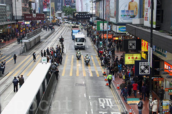 2014年12月15日,警方出動近千警察對雨傘運動銅鑼灣佔領區進行清場,令銅鑼灣SOGO前的馬路重新通車。(蔡雯文/大紀元) 2014年12月15日,警方出動近千警察對雨傘運動銅鑼灣佔領區進行清場,令銅鑼灣SOGO前的馬路重新通車。(蔡雯文/大紀元)