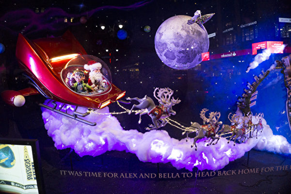 2014纽约梅西圣诞节橱窗展,“圣诞老人的星际之旅”。(戴兵/大纪元) 2014纽约梅西圣诞节橱窗展,“圣诞老人的星际之旅”。(戴兵/大纪元)