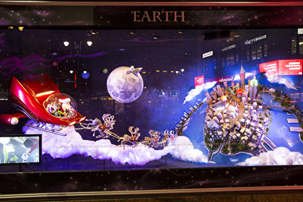 2014纽约梅西圣诞节橱窗展,“圣诞老人的星际之旅”。(戴兵/大纪元) 2014纽约梅西圣诞节橱窗展,“圣诞老人的星际之旅”。(戴兵/大纪元)