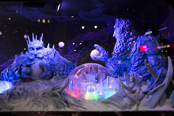 2014纽约梅西圣诞节橱窗展,“圣诞老人的星际之旅”。(戴兵/大纪元) 2014纽约梅西圣诞节橱窗展,“圣诞老人的星际之旅”。(戴兵/大纪元)