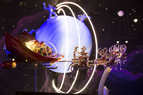 2014纽约梅西圣诞节橱窗展,“圣诞老人的星际之旅”。(戴兵/大纪元) 2014纽约梅西圣诞节橱窗展,“圣诞老人的星际之旅”。(戴兵/大纪元)