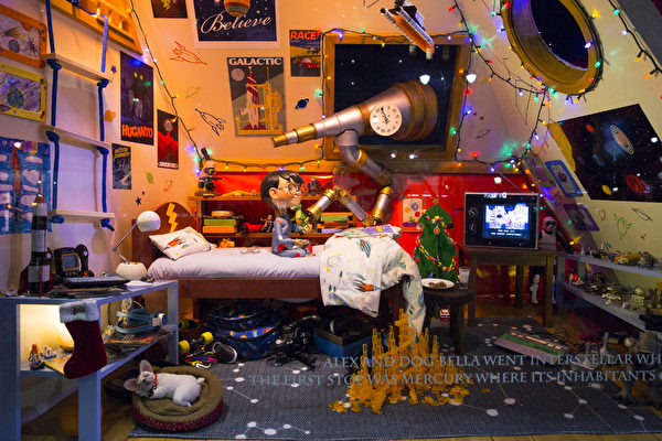 2014纽约梅西圣诞节橱窗展,“圣诞老人的星际之旅”。(戴兵/大纪元) 2014纽约梅西圣诞节橱窗展,“圣诞老人的星际之旅”。(戴兵/大纪元)