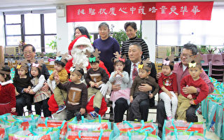 聖誕老人華埠兒童陪護中心派禮物