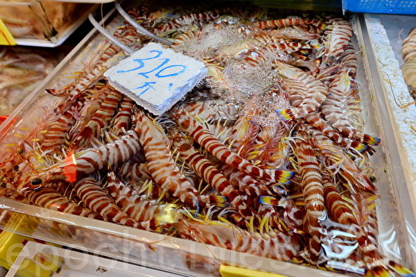 香港传统“冬大过年”,活鸡、蔬菜及海鲜等做节必备食材近日纷纷加价。(宋祥龙/大纪元) 香港传统“冬大过年”,活鸡、蔬菜及海鲜等做节必备食材近日纷纷加价。(宋祥龙/大纪元)