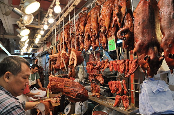 有街市烧腊铺指今年生意难做,冬至也不敢加价。(宋祥龙/大纪元) 有街市烧腊铺指今年生意难做,冬至也不敢加价。(宋祥龙/大纪元)