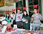 高師大國文系書展曁義賣活動12月22日溫馨登場,國文系主任林晉士(中)到場為學生加油打氣。(李晴玳/大紀元)