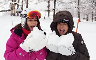 徐若瑄全家同游北海道 与妈妈开心吃雪