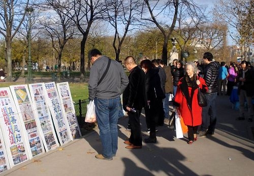 中国游客在巴黎景点观看展板,了解真相。(明慧网) 中国游客在巴黎景点观看展板,了解真相。(明慧网)