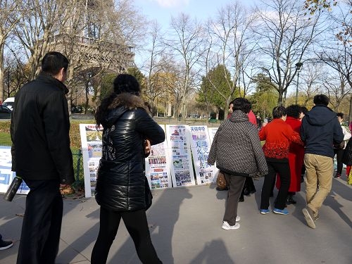 成群结队的中国游客路过巴黎铁塔下的法轮功真相点。(明慧网) 成群结队的中国游客路过巴黎铁塔下的法轮功真相点。(明慧网)