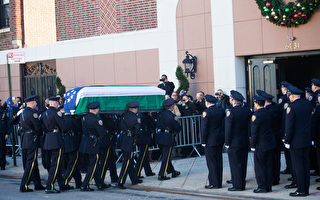 组图：蓝色的海洋 纽约人给遇害警察送葬