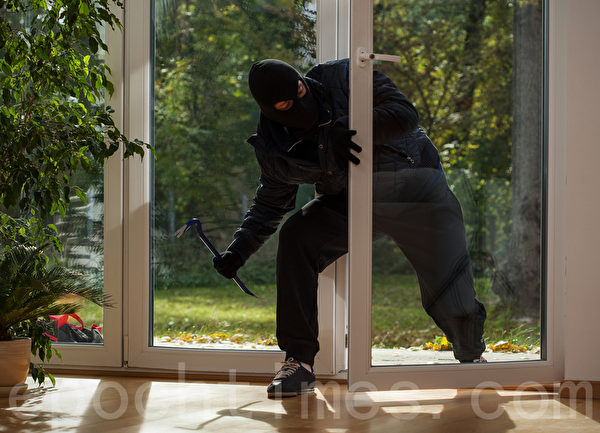 圣诞节期间,列治文皇家骑警也告诫人们,偷盗呈现上升趋势.(Fotolia) 圣诞节期间,列治文皇家骑警也告诫人们,偷盗呈现上升趋势.(Fotolia)
