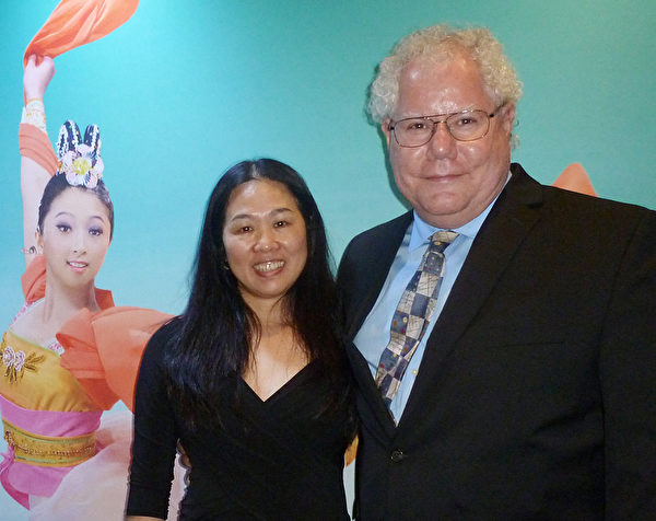 2012年才從中國來到美國的Lingling Norman(左)非常認同神韻給人所傳遞的價值觀。她表示只要是對社會、對人類好的思想和行為都應該傳承下去。(吳香蓮/大紀元) 2012年才從中國來到美國的Lingling Norman(左)非常認同神韻給人所傳遞的價值觀。她表示只要是對社會、對人類好的思想和行為都應該傳承下去。(吳香蓮/大紀元)