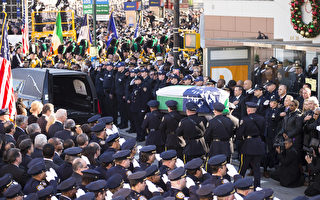 拜登悼纽约警察：我们的心为你而痛