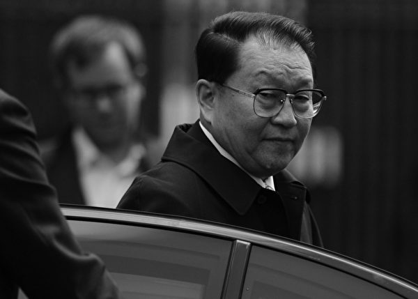 据报导,河南省政府于上世纪九十年代推行“血浆经济”造成上百万人感染爱滋病毒、数万人因此死亡,而当年的肇事官员们欺上瞒下,不但没有受到处罚,反而升官发财,而主政领导李长春等包庇纵容、隐瞒疫情,成为河南爱滋疫情一发不可收拾的罪魁祸首。(AFP) 据报导,河南省政府于上世纪九十年代推行“血浆经济”造成上百万人感染爱滋病毒、数万人因此死亡,而当年的肇事官员们欺上瞒下,不但没有受到处罚,反而升官发财,而主政领导李长春等包庇纵容、隐瞒疫情,成为河南爱滋疫情一发不可收拾的罪魁祸首。(AFP)