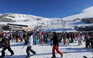歐洲連日大雪 災民滑雪客兩樣情