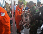 印尼確認亞航墜毀 徹夜打撈遺體 3具被找到