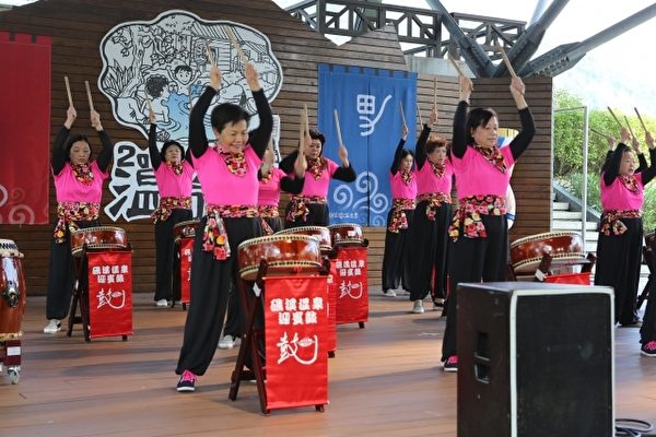 宜蘭縣溫泉產業發展協會「礁溪迎賓鼓隊」,以鼓樂聲掀起高潮。(曾漢東/大紀元) 宜蘭縣溫泉產業發展協會「礁溪迎賓鼓隊」,以鼓樂聲掀起高潮。(曾漢東/大紀元)