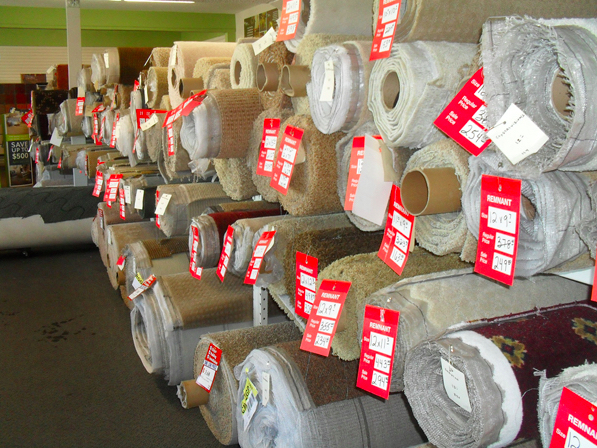地毯直销店大量的各式地毯，他们拿到厂商多余的库存货。（店家提供）