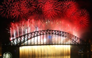 组图：姹紫嫣红 悉尼跨年烟花庆典编织绚丽海洋