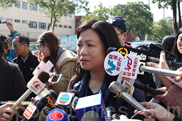 亚视新闻部编辑主任罗佩琼表示,新闻部在2015年1月1日起将不能保证提供正常新闻编采,或会导致暂停播放新闻。(蔡雯文/大纪元) 亚视新闻部编辑主任罗佩琼表示,新闻部在2015年1月1日起将不能保证提供正常新闻编采,或会导致暂停播放新闻。(蔡雯文/大纪元)