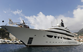 盧布重貶已導致俄國富豪不敢買豪華遊艇。圖為可停放直升機的參展豪華遊艇「Quattroelle」。(VALERY HACHE/AFP)