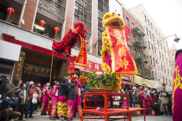 紐約中國城喜迎中國新年。圖為2014年1月31日，紐約，鑼鼓聲響徹雲霄，氣氛熱鬧。（戴兵／大紀元）