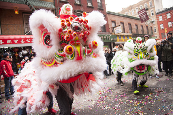 纽约中国城喜迎中国新年。图为2014年1月31日，纽约，舞龙舞狮的表演带动过节气氛。（戴兵／大纪元）