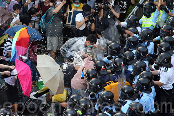 面对香港特首梁振英当局出动防暴警察镇压占中,数以万计的市民在政府总部旁无惧胡椒喷雾和催泪弹,和平理性的要求特首梁振英下台,誓争真正的普选。(潘在殊/大纪元) 面对香港特首梁振英当局出动防暴警察镇压占中,数以万计的市民在政府总部旁无惧胡椒喷雾和催泪弹,和平理性的要求特首梁振英下台,誓争真正的普选。(潘在殊/大纪元)