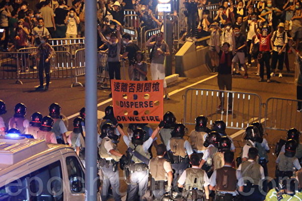 面对香港特首梁振英当局出动防暴警察镇压占中,数以万计的市民在政府总部旁无惧胡椒喷雾和催泪弹,和平理性的要求特首梁振英下台,誓争真正的普选。(蔡雯文/大纪元) 面对香港特首梁振英当局出动防暴警察镇压占中,数以万计的市民在政府总部旁无惧胡椒喷雾和催泪弹,和平理性的要求特首梁振英下台,誓争真正的普选。(蔡雯文/大纪元)