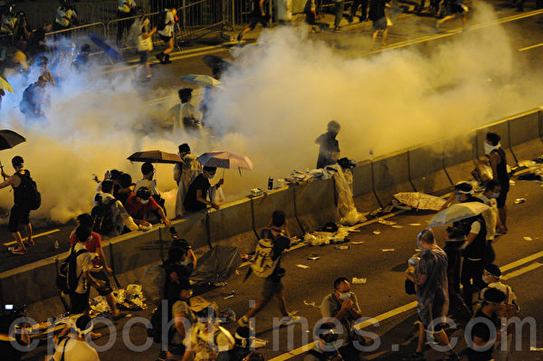 9月28日,香港警方动用胡椒喷雾和催泪弹驱散市民。(大纪元资料图片) 9月28日,香港警方动用胡椒喷雾和催泪弹驱散市民。(大纪元资料图片)