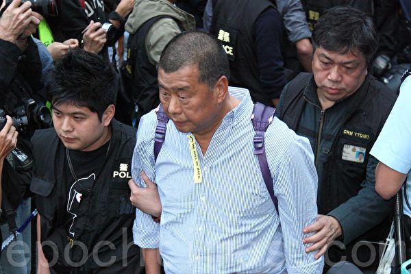 2014年12月11日,在禁制令清場後,香港警方出動大批警力對金鐘雨傘廣場進行全面的清場,壹傳媒主席黎智英被捕。(潘在殊/大紀元) 2014年12月11日,在禁制令清場後,香港警方出動大批警力對金鐘雨傘廣場進行全面的清場,壹傳媒主席黎智英被捕。(潘在殊/大紀元)