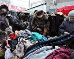 俄罗斯经济严重衰退，卢布暴跌物价飞涨，民众为减少支出，只能抢购二手衣物。 （OLGA MALTSEVA/AFP）