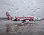 大雨傾盆 亞航客機遺骸被沖走50公里遠