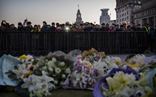 组图：民众到外滩献花悼念被踩踏死难者