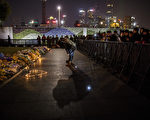 1月1日，众多上海市民到外滩悼念踩踏遇难者。 (Kevin Frayer/Getty Images)