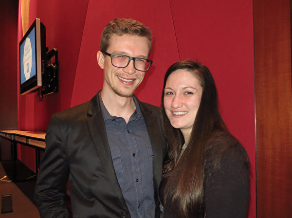 平面廣告設計師Connor Strickland先生和在可口可樂公司工作的Kayli Baker女士今年第三年來看神韻。(林南/大紀元) 平面廣告設計師Connor Strickland先生和在可口可樂公司工作的Kayli Baker女士今年第三年來看神韻。(林南/大紀元)