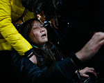 悲痛欲绝的遇难者家属。(ChinaFotoPress/Getty Images)