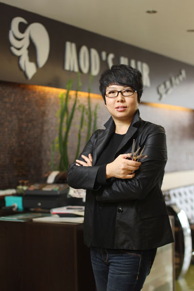 老板兼美发师Lexy女士，有15年韩国首尔美发经验，9年纽约美发经验。（摄影：张学慧/大纪元）