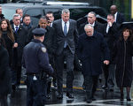 1月3日，市长白思豪，警察局长布拉顿和妻子、副局长塔克赶到布鲁克林的Aievoli殡仪馆，瞻仰遇难警官刘文建。 (Kevin Hagen/Getty Images)