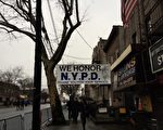 1月4日上午，纽约布碌崙通往万寿殡仪馆的大街上随处可见对纽约警员表示敬意的条幅。（摄影：蔡溶/大纪元）